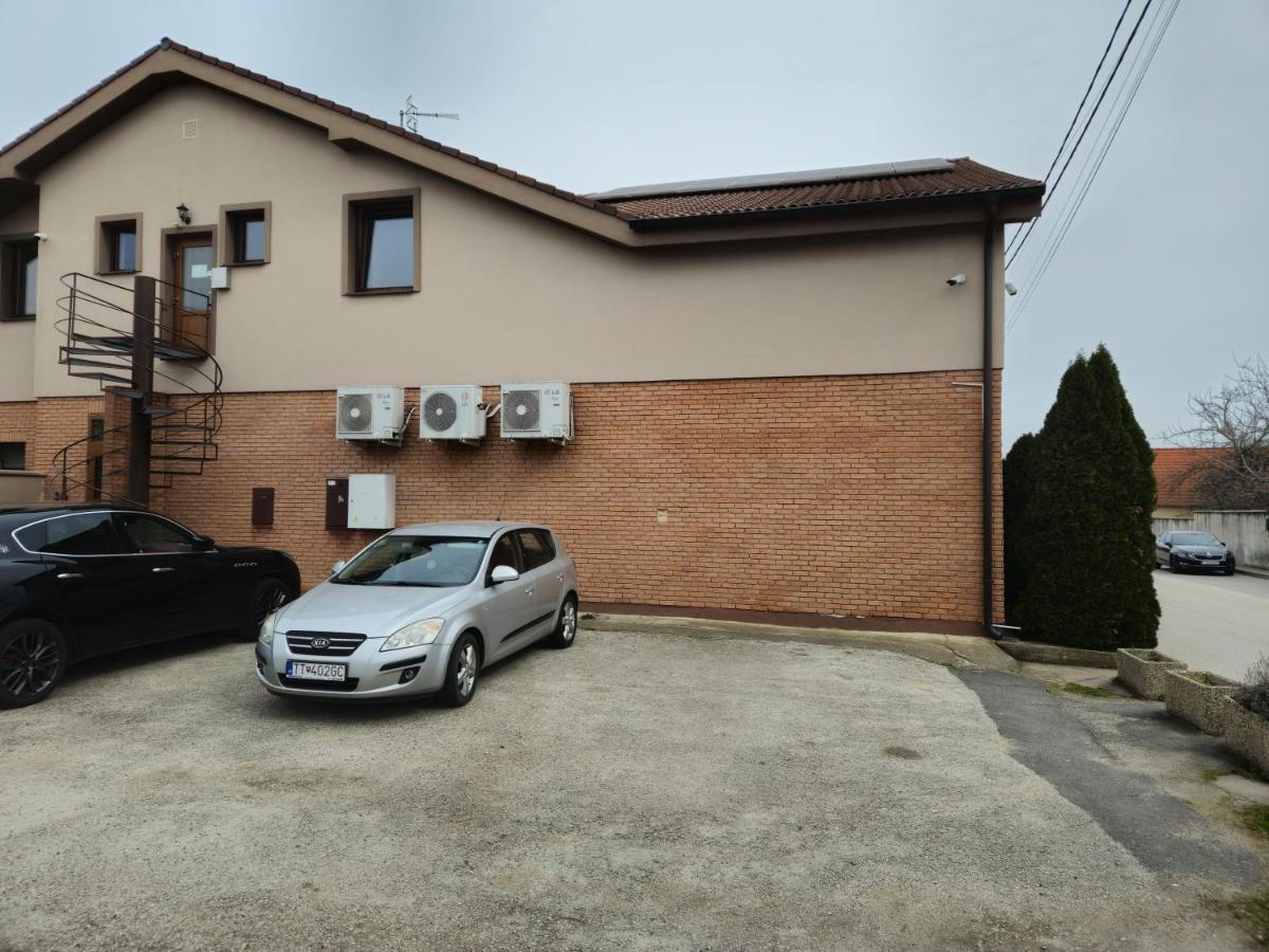 Penzion Pod Zamkom-Boleraz Exterior photo
